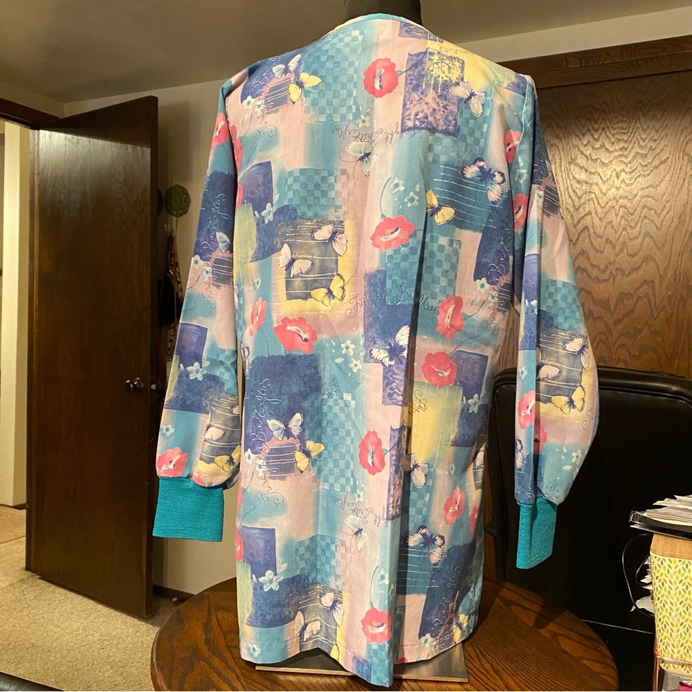 Women’s Butterfly Nurse Scrub Jacket (Medium) - Picture 5 of 8